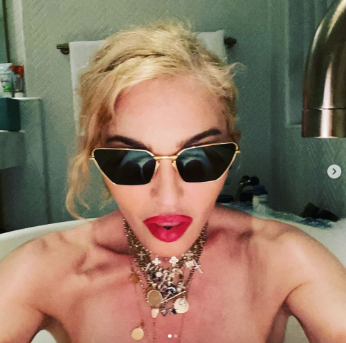 Madonna cade dal palco e scoppia in lacrime: la showgirl in ospedale